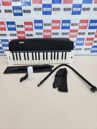 Instrumento melódico y portátil de 37 teclas con boquilla y estuche de transporte, para adultos, principiantes y aquellos que quieran retomarlo, en negro Yamaha P-37EBK Pianica